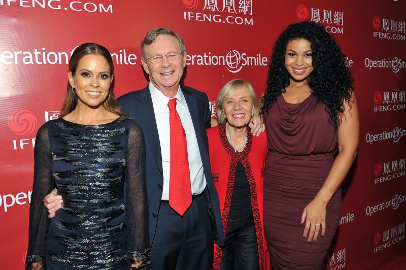 微笑行动联合创始人Bill & Kathy Magee夫妇与好莱坞明星在2016凤凰网“美丽童行”慈善晚宴洛杉矶站红毯合影