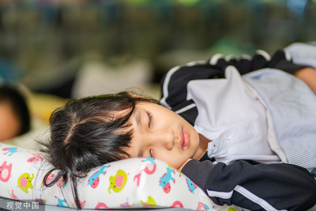 2021年11月3日，广东省佛山市顺德区龙江镇为深入贯彻落实双减政策，保障学生身心健康，镇17所学校全部实现学生午休躺睡。龙江城区中心小学学生们正在课室内午休。