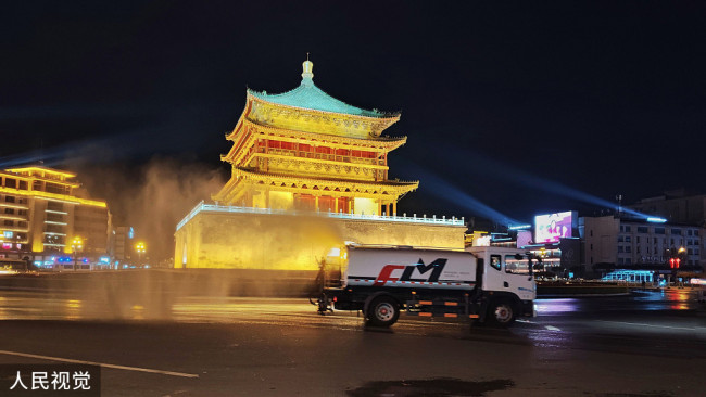 2021年12月26日，西安，喷洒消杀车辆经过西安钟楼盘道。