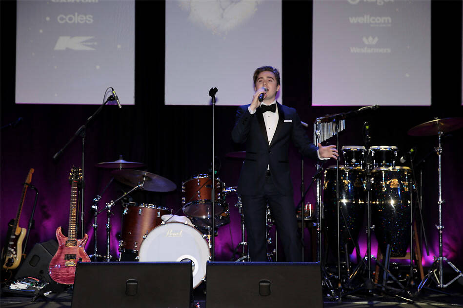 澳大利亚著名歌手Harrison Craig在2018凤凰网“美丽童行”慈善晚宴墨尔本站表演
