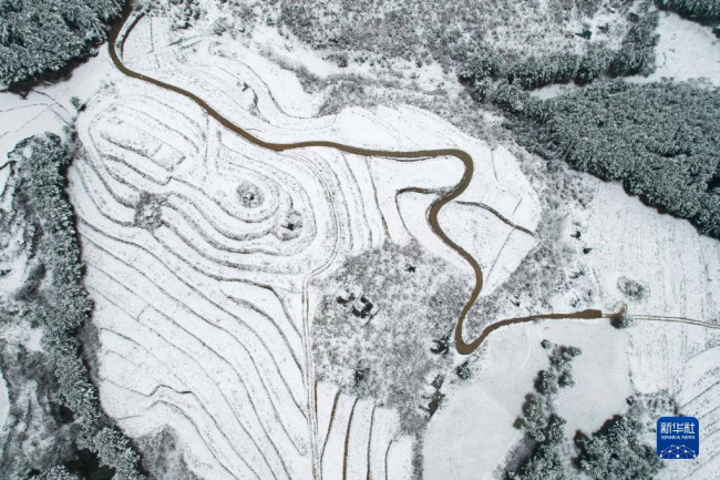 12月26日在贵州省毕节市赫章县平山镇拍摄的雪景（无人机照片）。