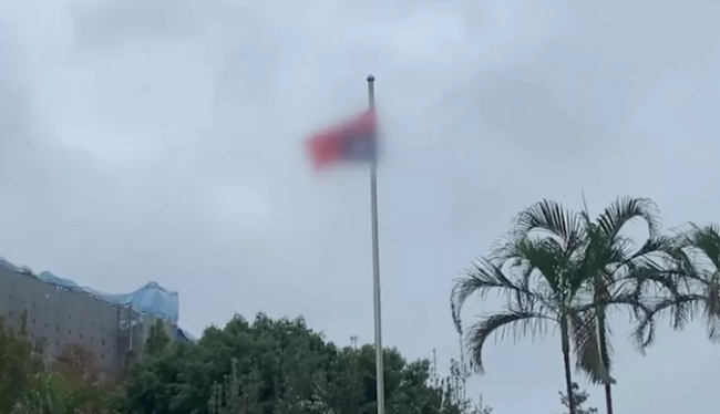 台北“重要单位”旗帜倒挂，台媒质疑：是要投降？