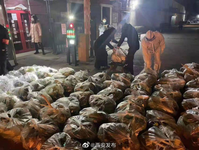 陕西西安连夜打包物资保供应