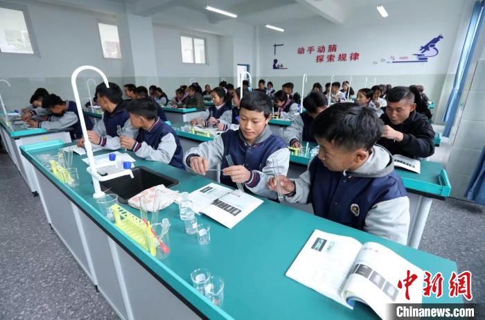 文昌中学的学生们正在上实验课。　王磊 摄