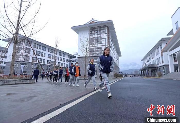 中午放学，文昌中学的学生排队跑向食堂吃饭。　王磊 摄