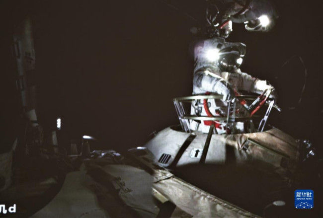 12月26日在北京航天飞行控制中心拍摄的神舟十三号航天员翟志刚出舱画面。