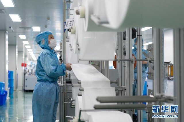 黑龙江：赶制防疫物资 助力疫情防控