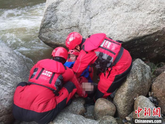 搜救遇险人员。 蒙斌 摄 搜救遇险人员。 蒙斌 摄