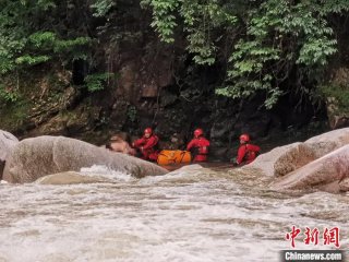 桂林灌阳局地强降雨致4人被冲走 消防紧急营救