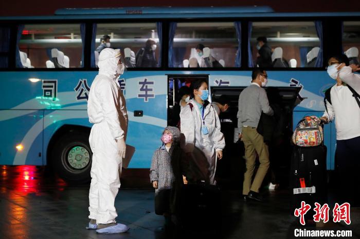 最后一批非重点国家(地区)入境人员抵达上海市长宁区的“集中留验点”。 殷立勤 摄 最后一批非重点国家(地区)入境人员抵达上海市长宁区的“集中留验点”。 殷立勤 摄