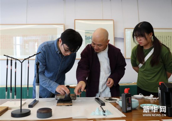 （文化）（4）“国家级非物质文化遗产木版水印艺术作品展”在同济大学揭幕