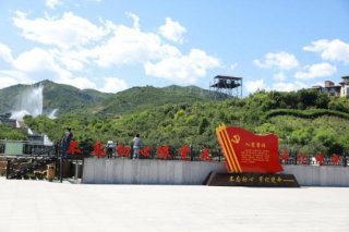 走向我们的小康生活丨悬崖峭壁上的栽树人