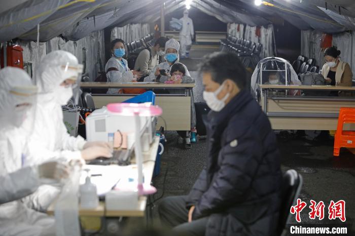 在上海市长宁区的“集中留验点”,最后一批非重点国家(地区)入境人员正在填写个人相关资料。 殷立勤 摄 在上海市长宁区的“集中留验点”,最后一批非重点国家(地区)入境人员正在填写个人相关资料。 殷立勤 摄