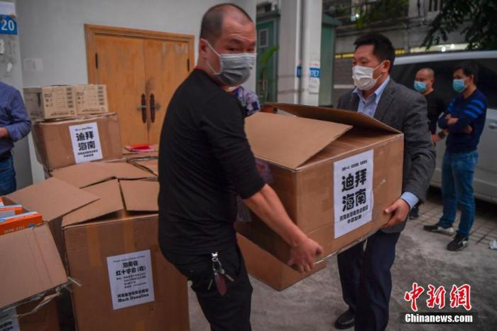 图为海南省红十字会的工作人员搬运医疗物资。 <a target='_blank' data-cke-saved-href='http://www.chinanews.com/' href='http://www.chinanews.com/'>中新社</a>记者 骆云飞 摄 点击进入下一页