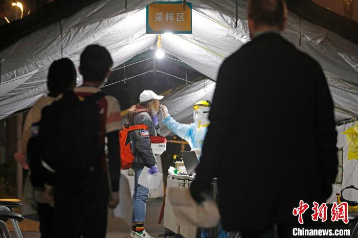 在上海市长宁区的“集中留验点”,工作人员正在对最后一批非重点国家(地区)入境人员进行完核酸检测。 殷立勤 摄 在上海市长宁区的“集中留验点”,工作人员正在对最后一批非重点国家(地区)入境人员进行完核酸检测。 殷立勤 摄