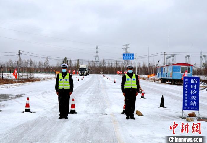 漠河市防疫工作人员顶雪坚守在入城口。　王景阳 摄