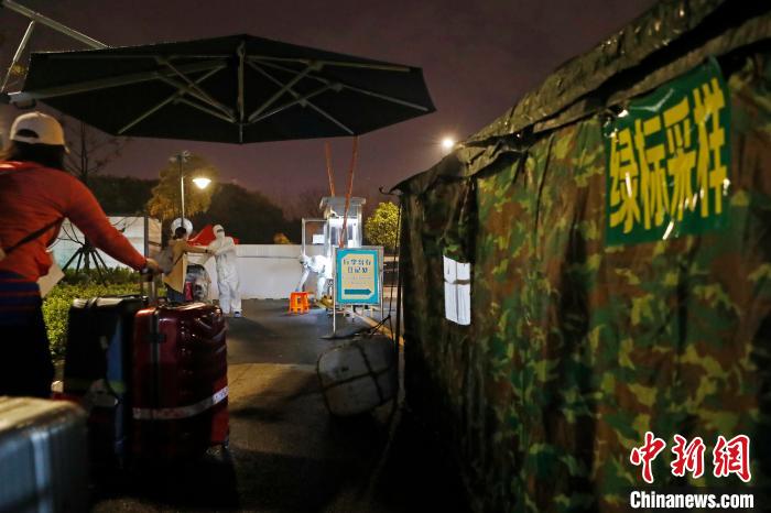 最后一批非重点国家(地区)入境人员抵达上海市长宁区的“集中留验点”。 殷立勤 摄 最后一批非重点国家(地区)入境人员抵达上海市长宁区的“集中留验点”。 殷立勤 摄