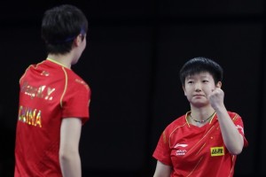 孙颖莎王曼昱3-0横扫日本组合 蝉联世乒赛女双冠军