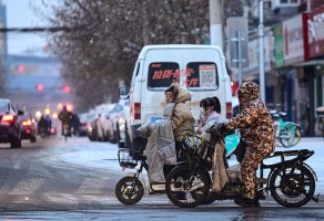 新一轮寒潮来袭 各地市民着厚衣御寒