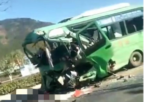 安徽潜山两车相撞 已致8人死亡3人受伤