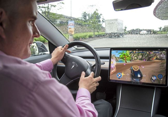 特斯拉因允许司机驾驶时玩游戏 正被美国政府调查