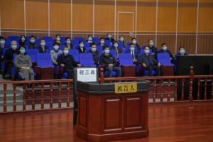 特殊日子特殊方式，外逃20年的市委书记受审